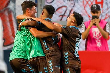 el-festejo-de-los-jugadores-de-platense-el-BEGTQ6IYTRACDI6AVRLHNIPYJU