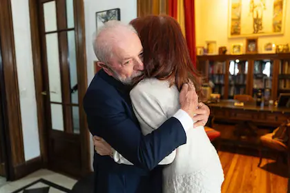 cristina-kirchner-y-lula-se-abrazaron-en-el-SZYINRER2JDQLGBSRWPD7DU4I4