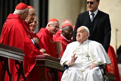 el-papa-francisco-saluda-a-los-A5FOO55XAFGONLIOJADFNY7WKU