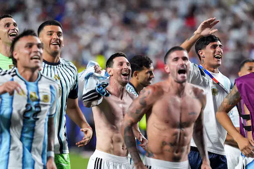 el-plantel-argentino-festeja-la-clasificacion-a-FBAHOUSCMRD4JLUUZDIDFEYZGU
