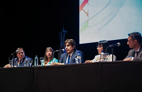 9d62b1a6456312352d18b27bf25aeff7_XL