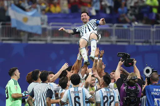 lionel-messi-es-levantado-por-sus-companeros-tras-77OYP4DUWVBKTL5M2LI3LMNFFE