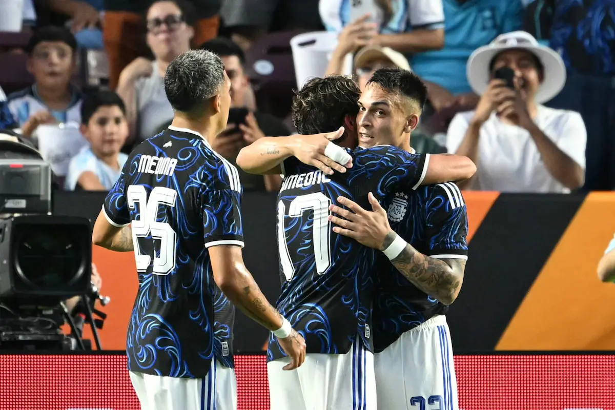 lautaro-martinez-se-abraza-con-giuliano-simeone-Z3CJTJ2TXVCERI3KBAS66GK65M