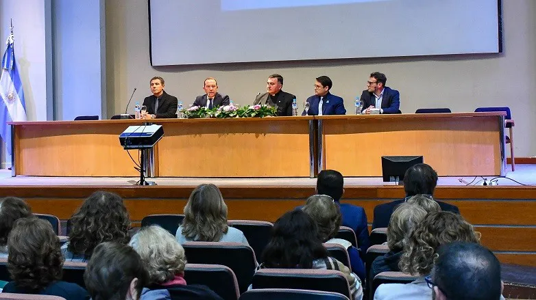 f0b9cc26ab12eedb6adaacffc74bf801_L