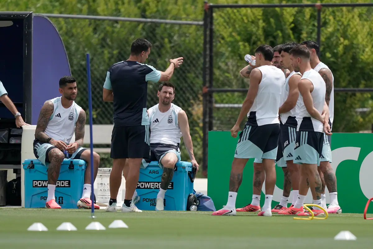 lionel-scaloni-muy-activo-durante-la-practica-de-2C4AVTKEFNF4NB2XIHUK4SG7X4